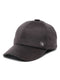 gorra con placa de logotipo